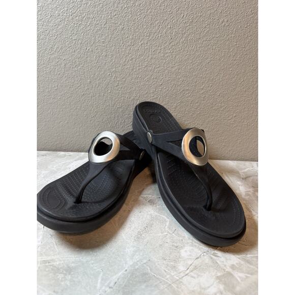 Crocs Sanrah Sandals Womens 10 Black Wedge Flip Flop Silver Ring‎ Slip On Summer - Picture 1 of 6